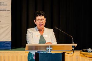 Hilde Kugler, Geschäftsführerin Treffpunkt e.V. und Leitung Netzwerk KvI, begrüßt die Teilnehmer*innen der COPE-Konferenz.